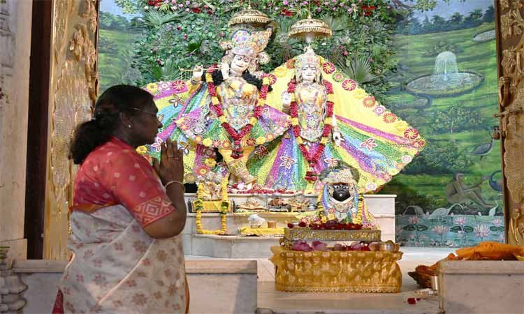 राष्ट्रपति द्रौपदी मुर्मू ने मथुरा में भगवान श्रीकृष्ण जन्मभूमि पर किया सपरिवार दर्शन