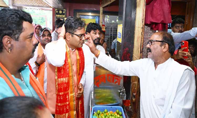 रायपुर : वित्त मंत्री श्री ओ.पी. चौधरी ने महाकाली मंदिर में की पूजा-अर्चना