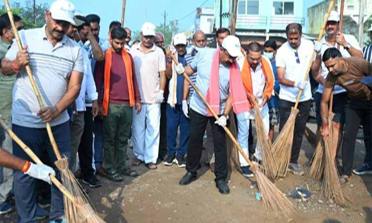 रायपुर : उप मुख्यमंत्री श्री अरुण साव की अगुवाई में महामाया मंदिर से अस्पताल तक सफाई