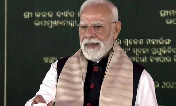 पीएम मोदी ने वर्चुअली हरी झंडी दिखाकर शुरू की अमृत भारत एक्सप्रेस, सूरत के उधना स्टेशन का होगा आधुनिकीकरण