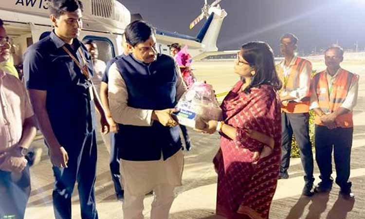 मुख्यमंत्री डॉ. यादव को भेंट की समूहों की दीदियों द्वारा बनाए गए उत्पाद डलिया