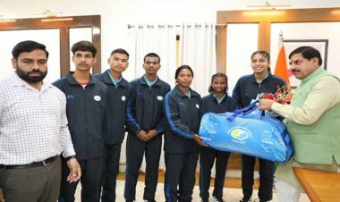 मुख्यमंत्री डॉ. यादव से मिले जर्मनी जाने वाले ग्राम विचारपुर के 5 फुटबॉल खिलाड़ी