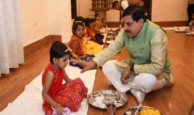 मुख्यमंत्री डॉ. यादव ने कन्याओं को तिलक लगाकर, चुन्नी ओढ़ाकर स्नेह पूर्वक कराया भोज