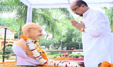 रायपुर : राज्यपाल श्री डेका ने महात्मा गांधी और लाल बहादुर शास्त्री को पुष्पांजलि अर्पित की