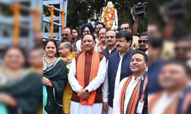 रायपुर : मुख्यमंत्री श्री विष्णुदेव साय ने राष्ट्रपिता महात्मा गांधी और पूर्व प्रधानमंत्री श्री लाल बहादुर शास्त्री की प्रतिमा पर किया माल्यार्पण