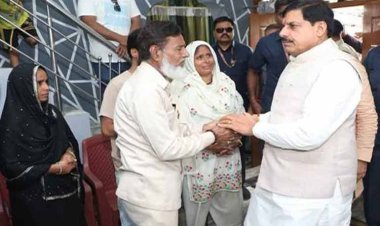 मुख्यमंत्री डॉ. यादव ने परासिया में प्रभावित परिवारों के घर जाकर की मुलाकात