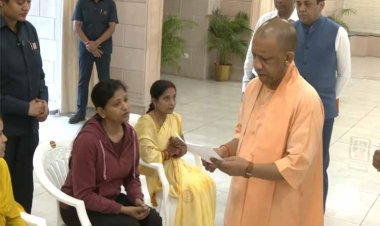 जनता दर्शन में मुख्यमंत्री योगी आदित्यनाथ ने सुनी लोगों की समस्याएं, दिलाया समाधान का आश्वासन