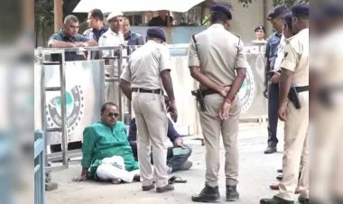 सीट बंटवारे से नाराज जदयू सांसद अजय मंडल ने दिया इस्तीफे की पेशकश, विधायक गोपाल मंडल ने मुख्यमंत्री आवास के सामने दिया धरना