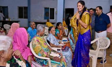 रायपुर : मंत्री श्रीमती लक्ष्मी राजवाड़े ने बुजुर्गों संग मनाई दीवाली