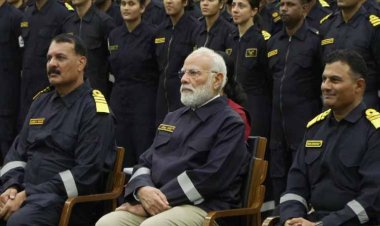 प्रधानमंत्री मोदी ने नौसेना के जवानों संग मनाई दीपावली, कहा – भारत नक्सलवाद से लगभग मुक्त