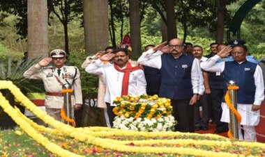 रायपुर : राज्यपाल श्री रमेन डेका और मुख्यमंत्री श्री विष्णु देव साय ने शहीद वाटिका पहुंचकर शहीद जवानों को दी श्रद्धांजलि