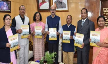 रायपुर : राज्यपाल श्री डेका को लोक सेवा आयोग की अध्यक्ष सुश्री शांडिल्य ने वार्षिक प्रतिवेदन सौंपा