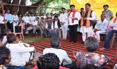 उपमुख्यमंत्री श्री शर्मा ने सुकमा में सीआरपीएफ कैंप का निरीक्षण किया, ग्रामीणों से की जनचौपाल में बातचीत