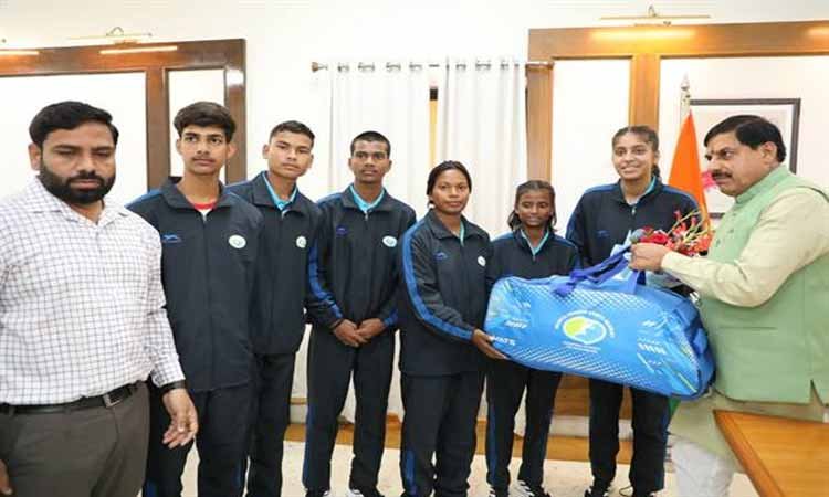 मुख्यमंत्री डॉ. यादव से मिले जर्मनी जाने वाले ग्राम विचारपुर के 5 फुटबॉल खिलाड़ी