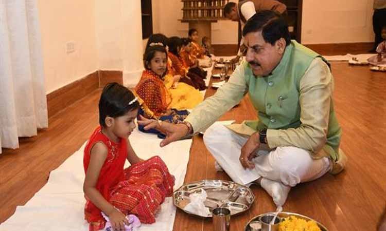 मुख्यमंत्री डॉ. यादव ने कन्याओं को तिलक लगाकर, चुन्नी ओढ़ाकर स्नेह पूर्वक कराया भोज