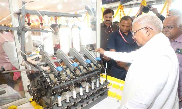 राज्यपाल श्री पटेल ने गांधी जयंती पर की खादी उत्पादों की खरीदारी