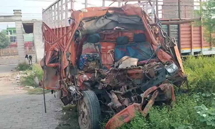 आगरा में रुनकता फ्लाईओवर पर भीषण सड़क हादसा, महिला और बच्चे समेत चार की मौत