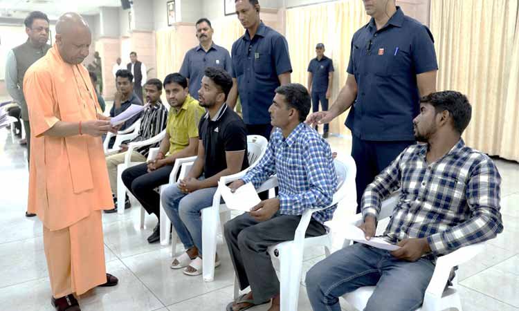 मुख्यमंत्री योगी आदित्यनाथ ने जनता दर्शन में सुनी लोगों की समस्याएँ, अधिकारियों को दिया त्वरित निवारण निर्देश