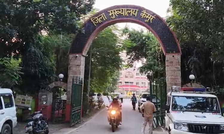 बिहार विधानसभा चुनाव 2025: कैमूर में सरकारी प्रचार सामग्री हटाने का अभियान