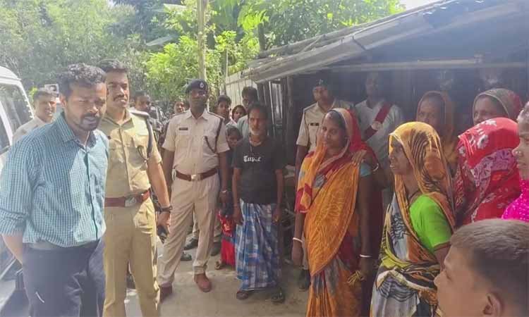 किशनगंज में डीएम और एसपी ने चलाया मतदाता जागरूकता अभियान, घर-घर जाकर की मतदान की अपील