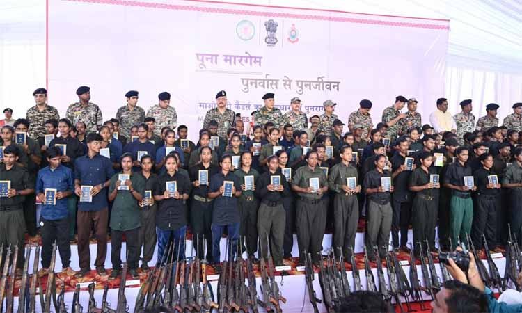 रायपुर : ‘पूना मारगेम – पुनर्वास से पुनर्जीवन’: दण्डकारण्य के 210 माओवादी कैडर लौटे समाज की मुख्यधारा में