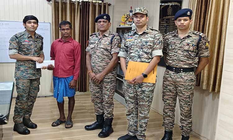 कोंडागांव में एक लाख के इनामी माओवादी ने किया आत्मसमर्पण, सरकार की पुनर्वास नीति के तहत मिली प्रोत्साहन राशि