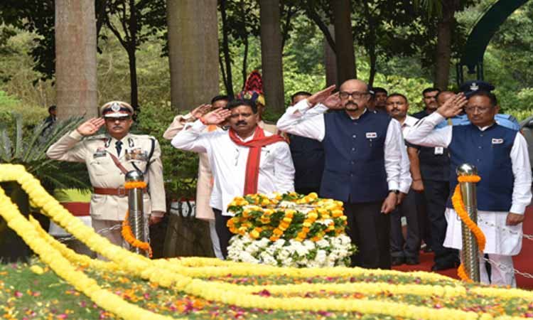 रायपुर : राज्यपाल श्री रमेन डेका और मुख्यमंत्री श्री विष्णु देव साय ने शहीद वाटिका पहुंचकर शहीद जवानों को दी श्रद्धांजलि