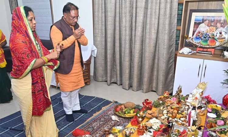 रायपुर : मुख्यमंत्री श्री विष्णु देव साय ने की गोवर्धन पूजा, प्रदेश की सुख-समृद्धि और खुशहाली की कामना की
