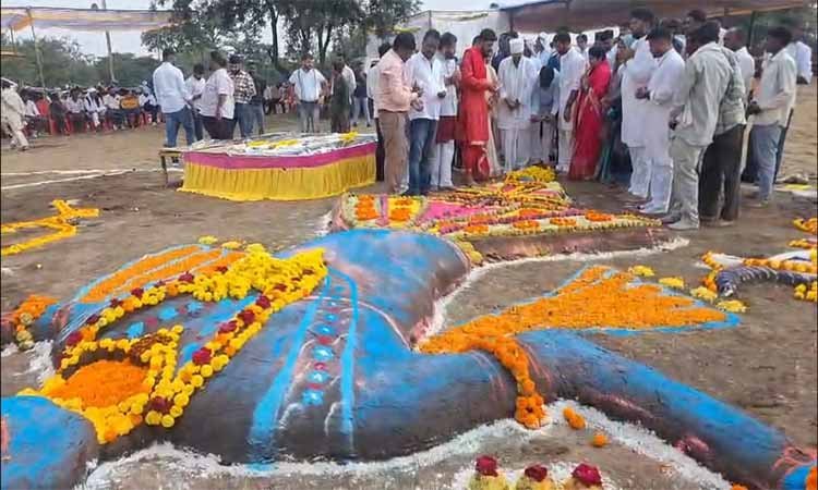 सागर में 30 फीट ऊँचे श्रीकृष्ण स्वरूप ने मोहा मन, गौ-सेवा और लोकनृत्य से सजा भव्य गोवर्धन पर्व उत्सव