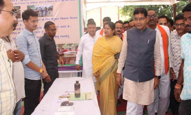 रायपुर : 'किसान हैं विकसित भारत की रीढ़, तिलहन उत्पादन से बढ़ेगी आत्मनिर्भरता' — मंत्री श्री टंक राम वर्मा