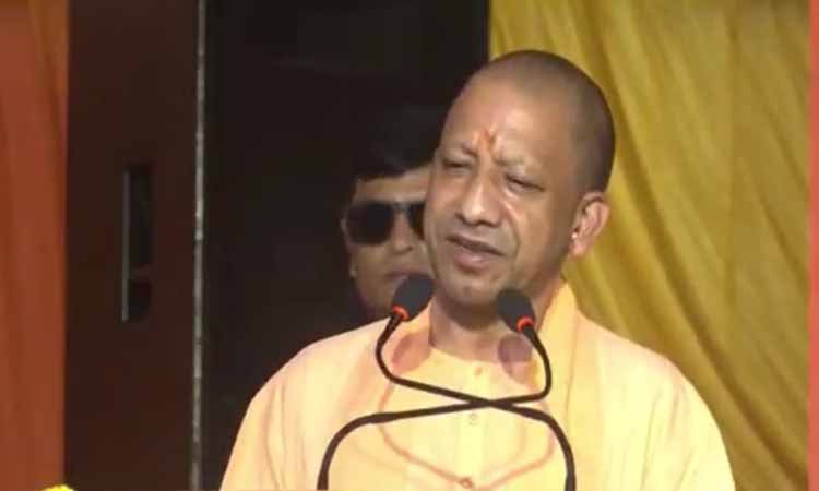 लखनऊ में सीएम योगी ने गोमती घाट पर छठ पूजा में दिया अर्घ्य, कहा– त्योहार हमारी एकता और विरासत के प्रतीक