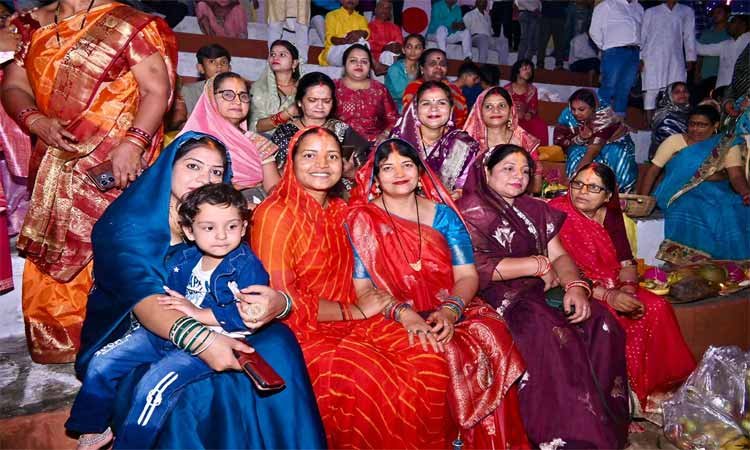 रायपुर : मंत्री श्रीमती लक्ष्मी राजवाड़े ने , सूर्यदेव को अर्पित किया संध्या अर्घ्य