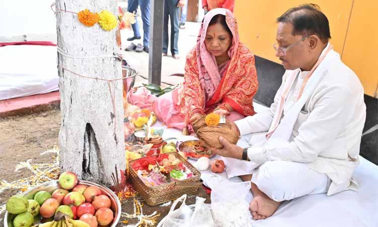 रायपुर : आंवला नवमी पर मुख्यमंत्री ने आंवला वृक्ष की पूजा कर प्रदेशवासियों के सुख-समृद्धि की कामना की
