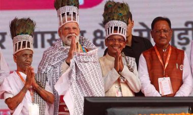 रायपुर : आस्था ने छुआ हृदय : प्रधानमंत्री श्री नरेंद्र मोदी से रामनामी समाज के प्रतिनिधियों की आत्मीय भेंट