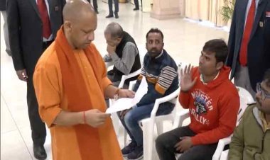 जनता दर्शन में सीएम योगी ने सुनी लोगों की समस्याएं, अधिकारियों को त्वरित कार्रवाई के निर्देश