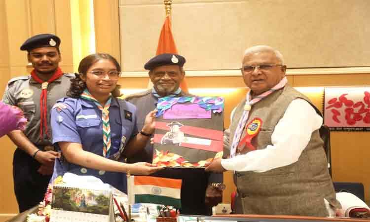 राज्यपाल श्री पटेल को भारत स्काउट्स एवं गाइड्स का बैज और स्कार्फ पहनाया