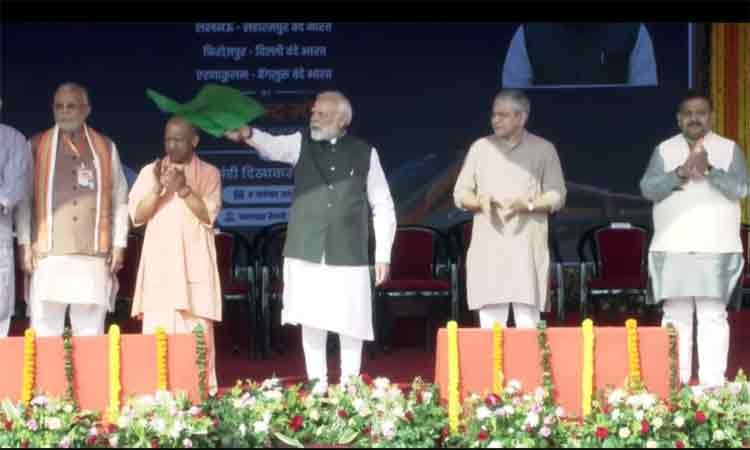 प्रधानमंत्री श्री नरेंद्र मोदी ने वाराणसी से चार नई वंदे भारत एक्सप्रेस ट्रेनों को हरी झंडी दिखाई