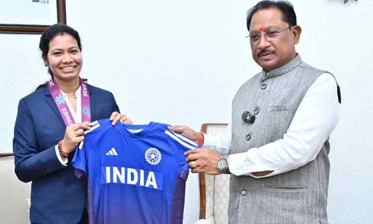 रायपुर : वर्ल्ड कप विजेता भारतीय महिला क्रिकेट टीम की फिजियोथेरेपिस्ट आकांक्षा सत्यवंशी ने मुख्यमंत्री से की मुलाकात
