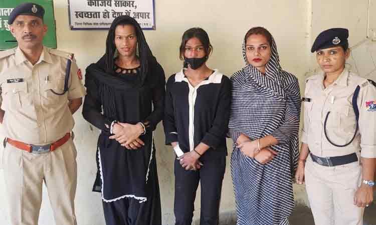 आरपीएफ ने अहमदाबाद–गोरखपुर एक्सप्रेस में यात्रियों से न्यूसेन्स एवं पथराव करने वाले तीन किन्नरों पर की कारवाई 