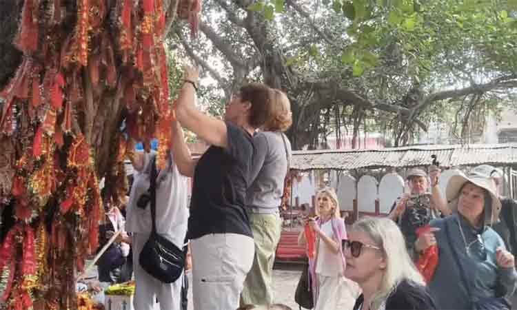 बिहार में बढ़ा विदेशी पर्यटकों का आगमन, जर्मनी के पर्यटक दल ने मुंगेर के मां चंडिका मंदिर में किया दर्शन