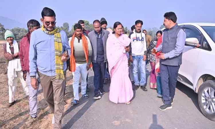 रायपुर : मंत्री श्रीमती लक्ष्मी राजवाड़े ने ओड़गी में सड़क एवं पुलिया निर्माण का किया औचक निरीक्षण