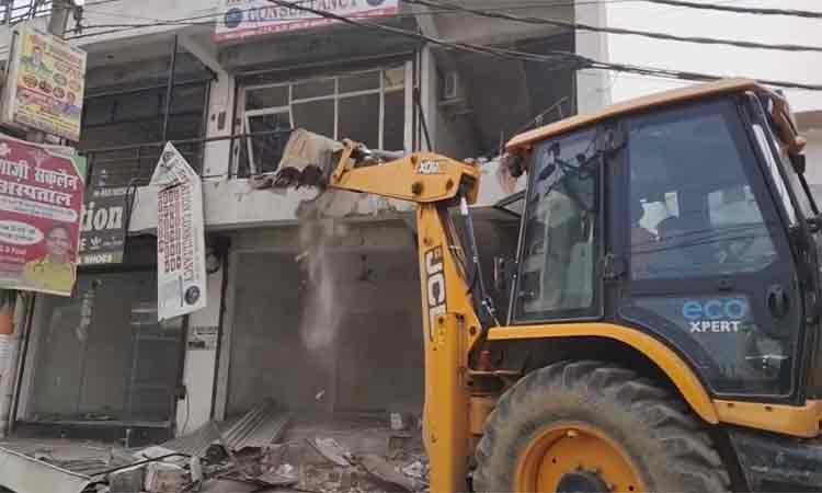 बरेली हिंसा: मौलाना तौकीर रजा के करीबी पर प्रशासन की बड़ी कार्रवाई, अवैध मार्केट पर चला बुलडोज़र
