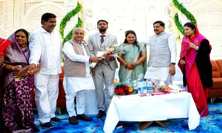 मुख्यमंत्री डॉ. यादव जतारा विधायक श्री खटीक की सुपुत्री के विवाह समारोह में हुए शामिल