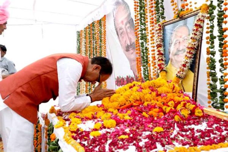 मुख्यमंत्री श्री चौहान पूर्व विधायक श्री रमेश शर्मा गुट्टू भैया के त्रयोदशी कार्यक्रम में शामिल हुए