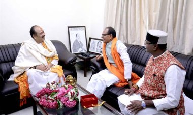 मुख्यमंत्री श्री चौहान ने प्रख्यात कथा-वाचक पंडित प्रदीप मिश्रा से लिया आशीर्वाद