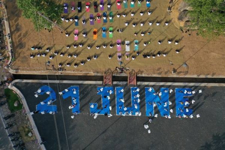 जबलपुर की मदनमहल पहाड़ी पर आकाश और वायु तत्व पर हुई योग क्रियाएँ