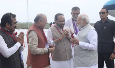 प्रधानमंत्री श्री नरेन्द्र मोदी का जबलपुर के डुमना विमानतल पर आत्मीय स्वागत