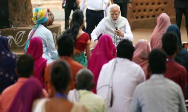 प्रधानमंत्री श्री मोदी पकरिया में जनजाति समुदाय के बीच पहुँचे