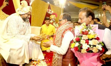 मुख्यमंत्री श्री चौहान ने करूणाधाम आश्रम पहुँच कर स्वामी श्री शांडिल्य महाराज से आशीर्वाद लिया