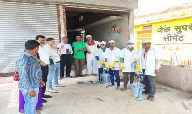 देवरी के सेमरा खेड़ी ग्राम में एसीएम 5 प्रतिशत का कीटनाशक छिड़काव